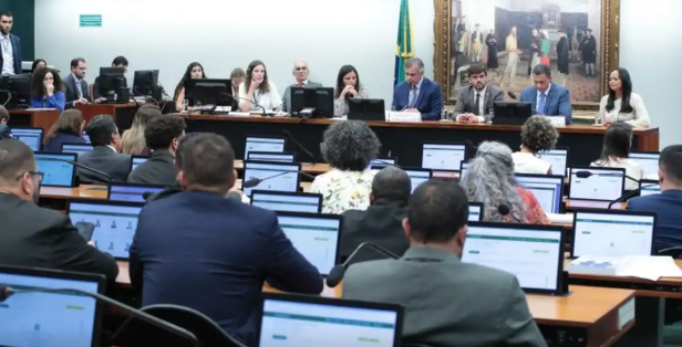 Deputados votam redução da maioridade penal em comissão  