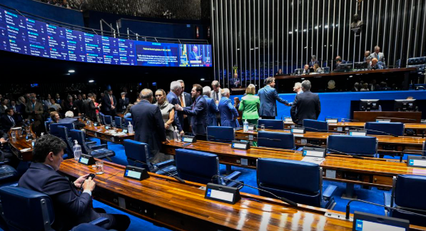 Aziz articula rito especial para levar PEC da escala 6×1 ao plenário