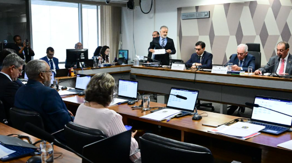 CCJ do Senado aprova PEC que acaba com jornada 6×1